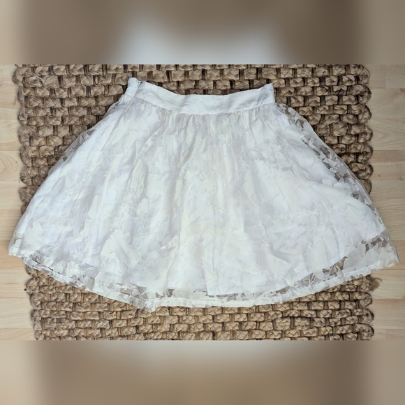 New Bebe White Skirt Size 4 Has 2 Liners Under Lace Overlay Zipper In Back - Picture 1 of 9